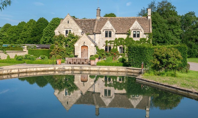 Alderley House | Grindstone Mill - sleeps 12 guests in 6 bedrooms