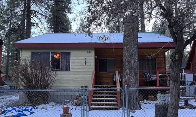 Wrightwood Cabin | Grizzly Cabin! 1 Min Walk to Grizzly Cafe Downtown