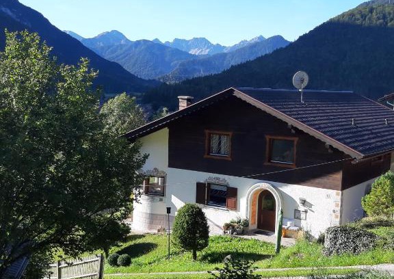 Mittenwald Apartment | Große Ferienwohnung mit Balkon in sonniger Hanglage 1 Stock