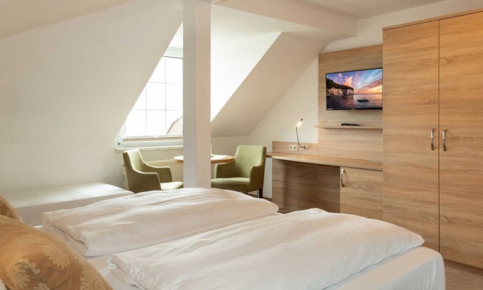 Neuensien Apartment | Großes Doppelzimmer - Ferienzimmer und -wohnungen mit Seeblick