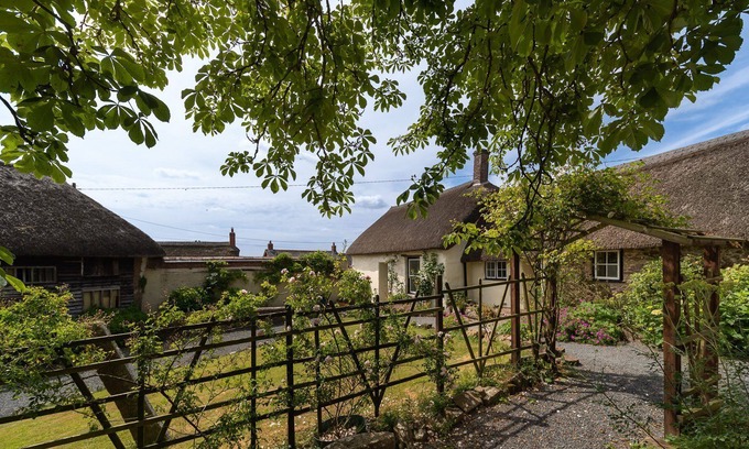 Broadwoodkelly Cottage | Grooms Cottage, countryside cottage sleeping 4