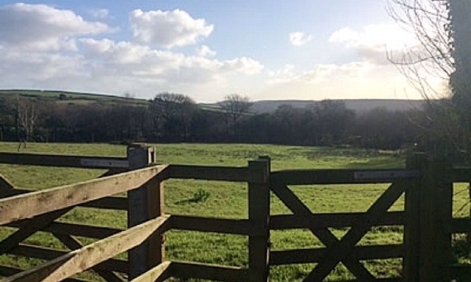 St Wenn House | Grooms Cottage- Sleeps 4 in 2 bedrooms plus 2 to 4 dogs depending on size.