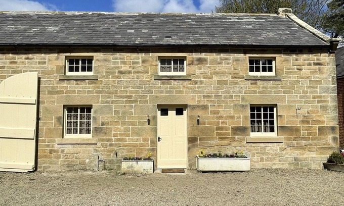 Hallington Villa | Grooms Cottage - Three Bedroom Villa, Sleeps 6