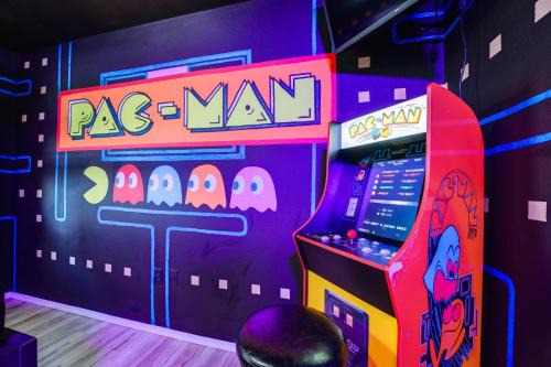 Branson Apartment | Groovy Games Getaway - 5 Mi to Branson Strip