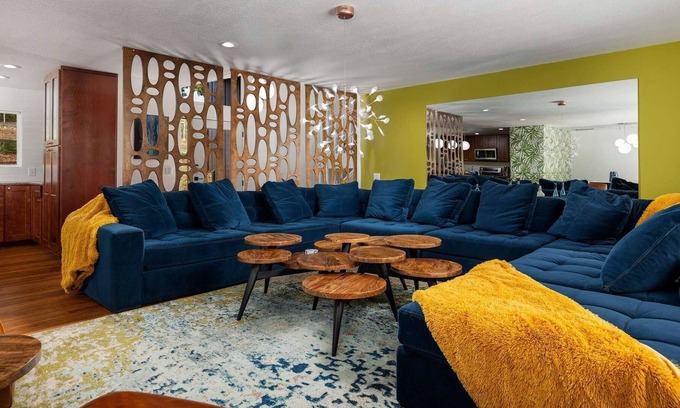 Dundee House | Groovy Pad, Billiards, Firepit, 5 Private King Rooms w/own Vineyard-View Balconies
