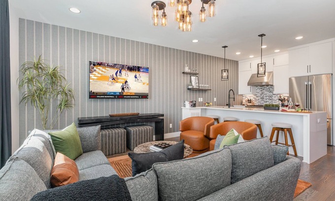 Katie Hill Neighborhood House | Groovy -Rooftop Patio w/Hot Tub -Mins to Broadway