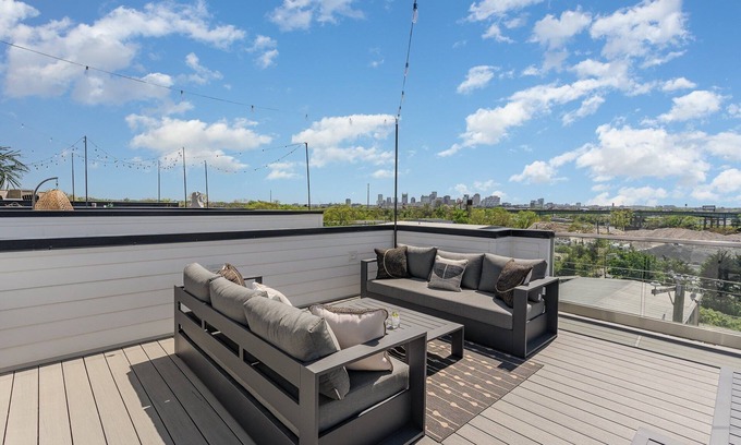 Katie Hill Neighborhood Cottage | Groovy -rooftop Patio w/Hot Tub -mins to Broadway