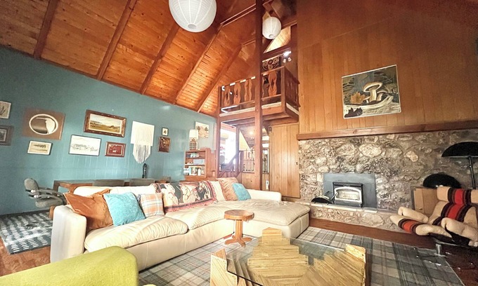 Cottonwood-Verde Village Cabin | Groovy Spacious Cabin 20mins from Sedona - with a Pool! @ That70sCabin