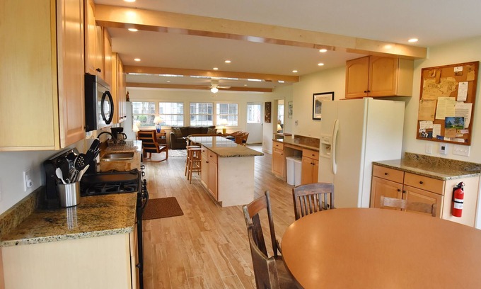 Vermilion Cottage | Grossman Cottage in Idyllic Linwood Park