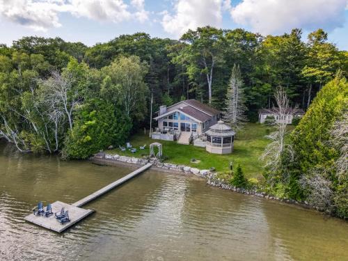 Tobermory House | Grotto Escape Unwind At Cameron Lakehouse