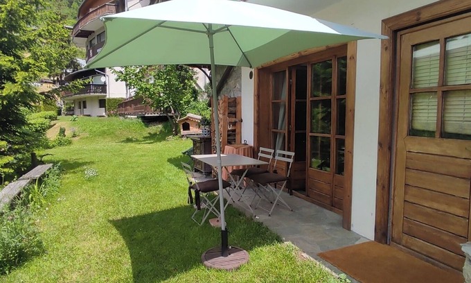 Champagny-en-Vanoise Apartment | Ground floor apartment 55 m2 + garden in chalet, near resort center, quiet location
