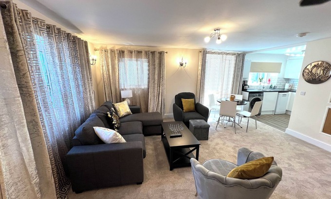 Street Apartment | Ground Floor 2 Bedroom, Edge of Glastonbury & Street Town Centre, Onsite Parking