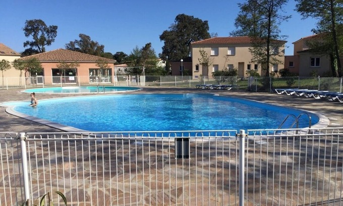 Santa-Maria-Poggio Apartment | Ground floor. 2 separate bedrooms. 6 persons. Swimming pool. Beach. Mountain view