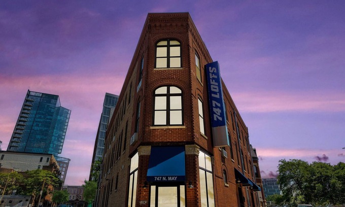 River West Apartment | Ground Floor Studios in Chicago by 747 Lofts