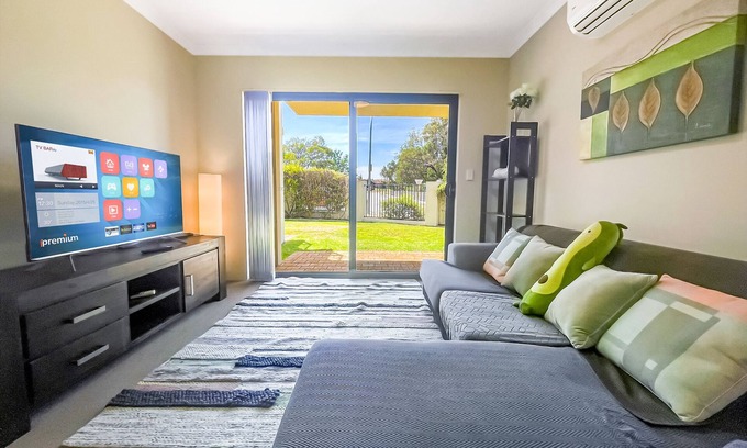 Thornlie Apartment | Ground Garden- Two King Beds+One Queen Bed