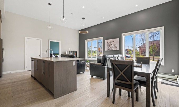 Calgary Apartment | Ground-Level 3BR Condo w/UG Parking, Lawn Access