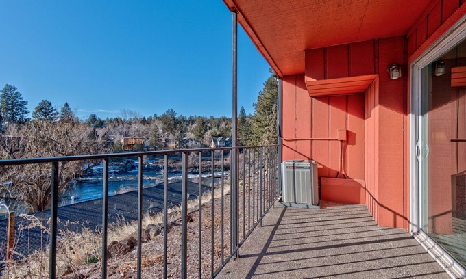 Orchard District Apartment | Ground level Deschutes River Studio w/Fireplace! Pet Friendly!