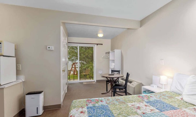 Lake City Apartment | Ground Level Lakeview Room with 1 Double bed suite