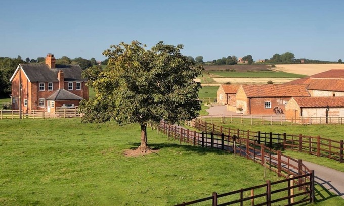 Horncastle House | Group Accommodation for 18, Bainvalley Cottages
