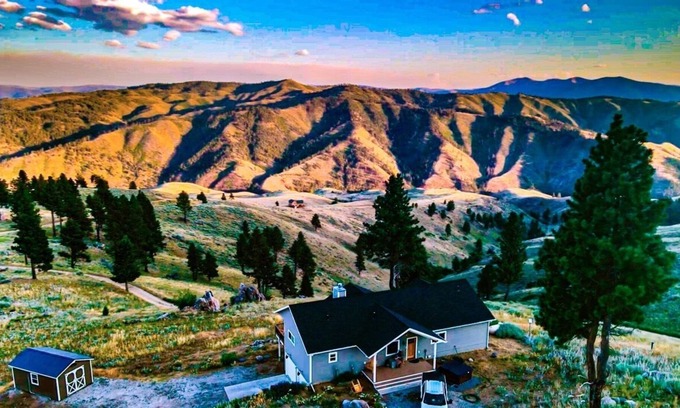 Darby House | Group Basecamp for Mountain Getaway overlooking Trapper Peak w/Wifi