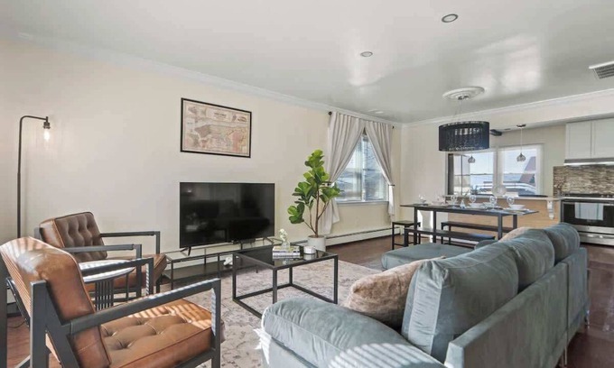 North Bergen House | Group Chic , 25 Mins ->NYC , Free Parking , W/D
