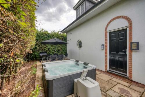 Birmingham House | Group-Friendly 3BR Near M6, Hot Tub