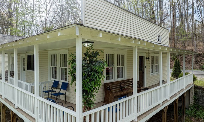 Fayetteville House | Group Friendly 4 BR 6 mi to ACE/4 mi to AOTG/1.4 mi to Downtown Hot Tub