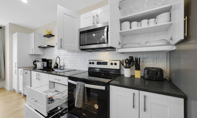 Maple Hill House | Group-Friendly Townhouse Stay – Sleeps up to 20