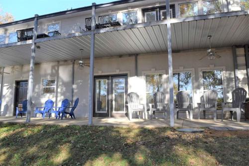 Cullman House | Group Getaway by the Lake: Pet-Friendly Rental with Boat Dock in Picturesque Cullman County