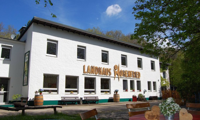 Schleiden House | Group house Landhaus Hohenfried