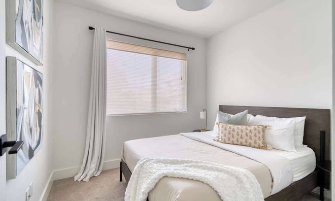 Humboldt Apartment | Group-Ready Luxury 6BR Private Floor Sleeps 12