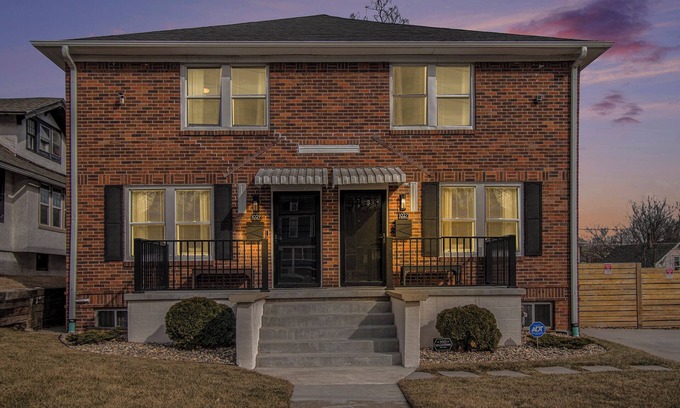 Midtown House | Group Stay: KingBeds l Arcade l FirePit l Yard I 5mins CWS, CHI Arena, Creighton