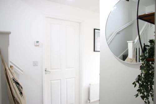 Cheetham Hill House | Group Stay Sleeps 7 Manchester city contractors and family