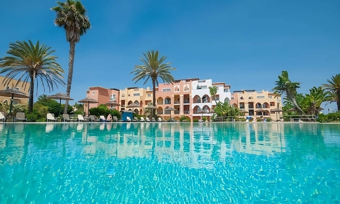 Meia Praia Hotel | Group Travel Destination! 3BR Townhouse with Full Kitchen, Patio, Garden View!