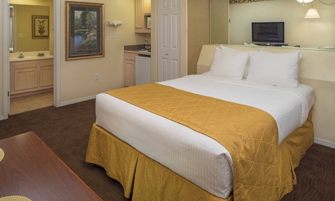 Table Rock Hotel | Group Vacation! 2 Great Units w/Kitchens, Near Hollywood Wax Museum Branson