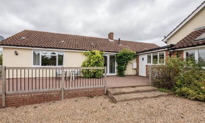 Woodbridge Apartment | Grove Farm Annexe WITH SWIMMING POOL, DALLINGHOO