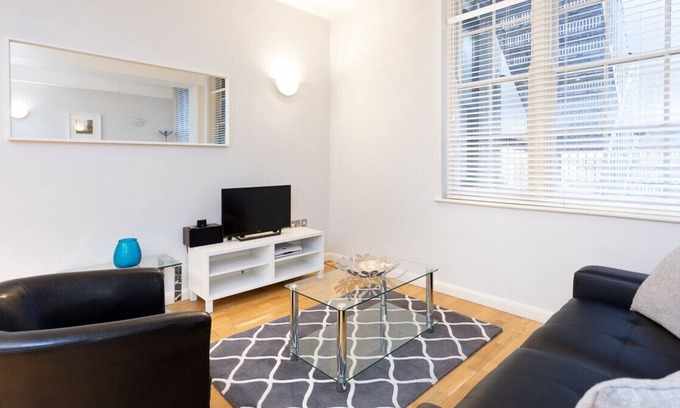 Queenhithe Apartment | Groveland Court Residence VIII