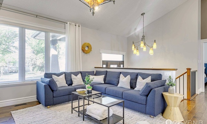West Edmonton House | Grovenor. Sleeps 14. Family Home. Triple Garage.