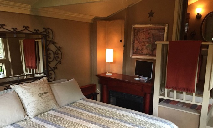 Gruene Cabin | Gruene River Cabin on the Guadalupe - Sleeps 2, Kayak for 2, Float Tubes, Grill!