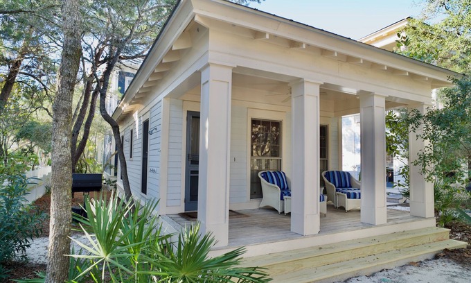 Seaside Cottage | Guest Cottage w King bed, Steps To Beach And Pool + 2 Adult Bikes!