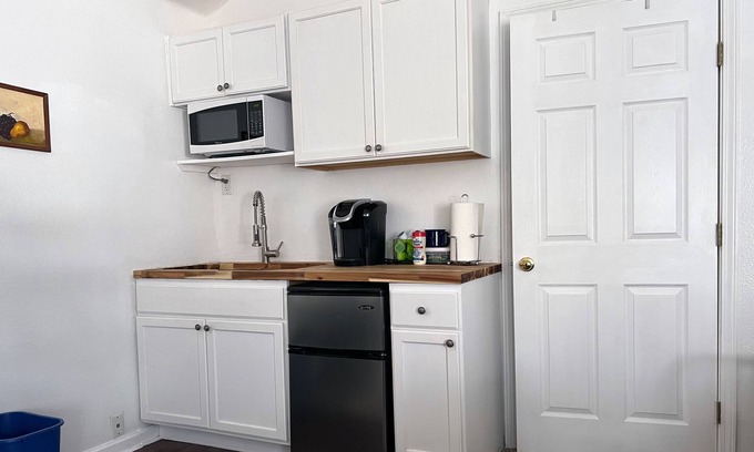 Uptown Cottage | Guest house in Quiet Neighborhood convenient to shopping, restaurants, downtown.