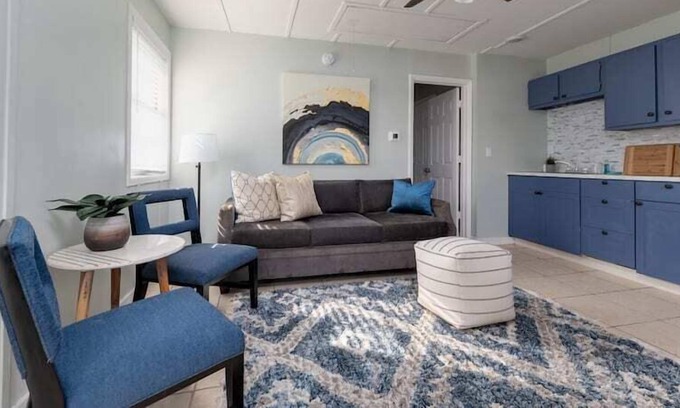 Southbank Apartment | Guest House with a Pool! Intimate spot for relaxation