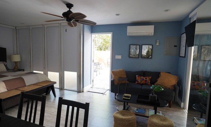 East Little Havana Cottage | Guest House with AC and WiFi in vibrant Miami