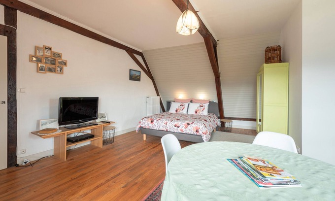 Lagarde Bed & Breakfast | Guest Room 'Chambre Marie-Jo' with Mountain View, Shared Terrace and Wi-Fi