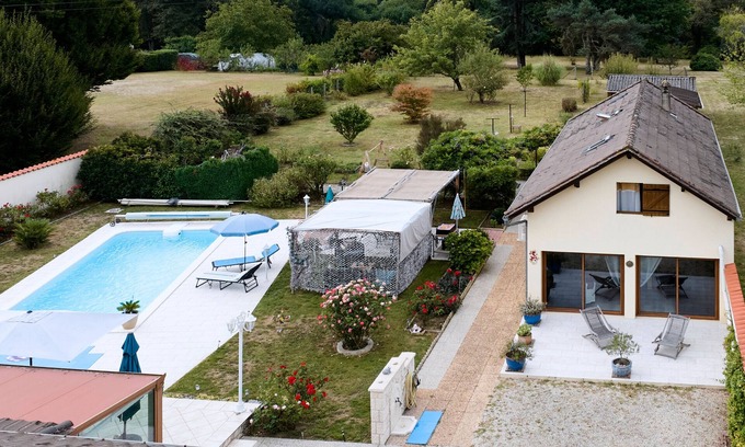 Mouleydier Bed & Breakfast | Guest Room Les Tuilières with Private Pool and Air Conditioning in Dordogne