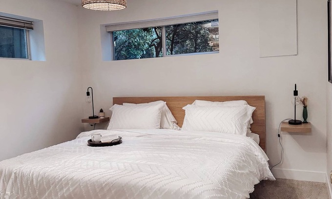 North Vancouver Condo | Guest Suite in North Vancouver - Pet Friendly