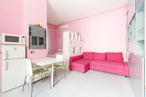 Isola Apartment | GuestHost - Isola Cosy Pink Studio Apt