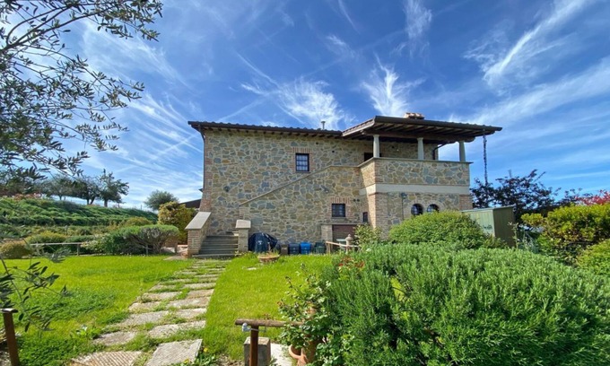 Castiglione del Lago Apartment | GuestHost - Il Glicine, apt with garden and pool