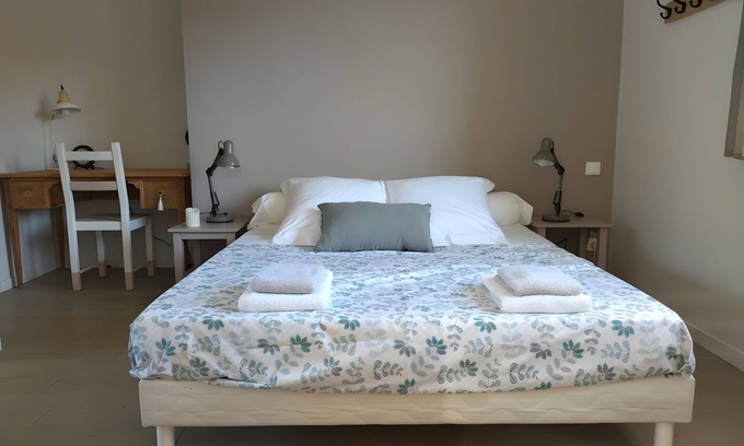Bourg-Saint-Andeol House | Guesthouse 'Chambre Côté Vignes' with shared pool, communal garden and Wi-Fi