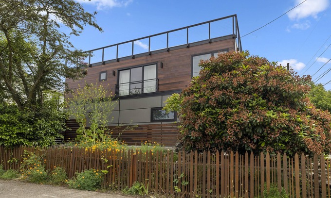 Fremont House | Guesthouse in Phinney Ridge with Rooftop Deck
